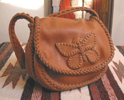  This picture shows the front of this purse with a butterfly applique on the flap. 